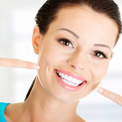 Top Natural Ways to Whiten Teeth at Home