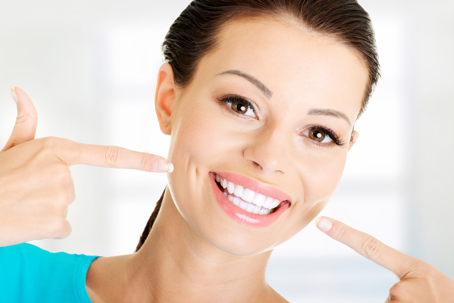 Top Natural Ways to Whiten Teeth at Home